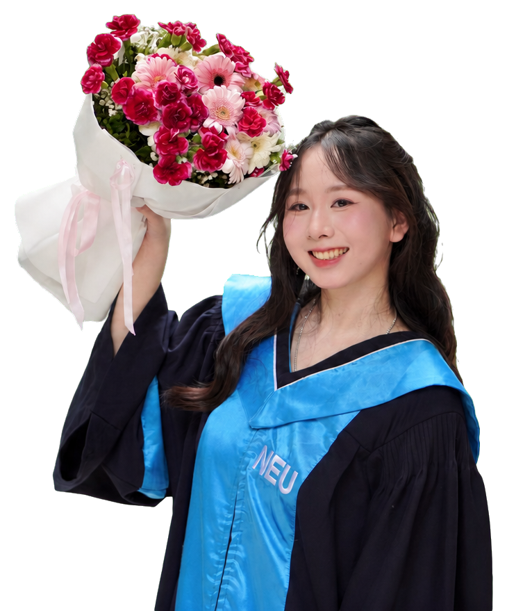 Tân cử nhân cầm bó hoa